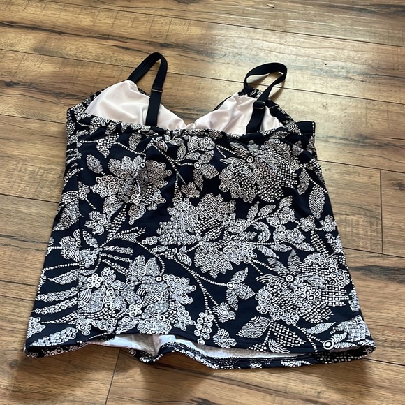 Lands End Swim Top 8D - Picture 5 of 5